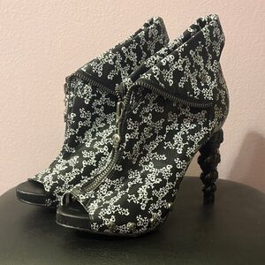 Too Fast Black and White Skull Patterned Heeled Boots
